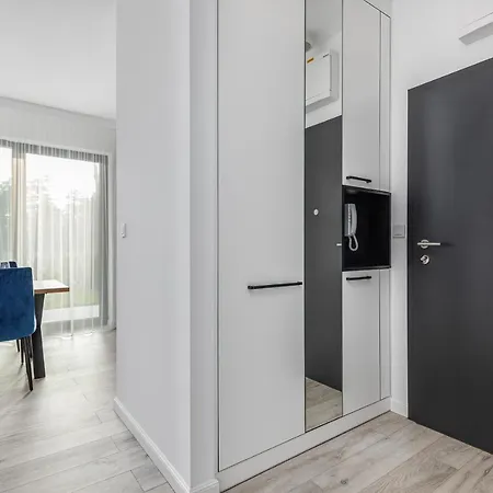 Rezydencja - Nowoczesny Apartament - Parking & Taras Z Ogrodem - By Renters アパート ニエホジェ