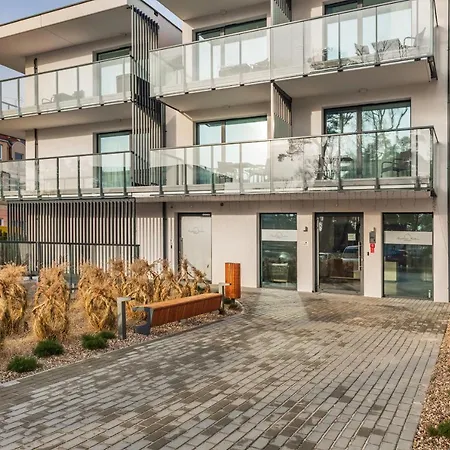 アパート Rezydencja - Nowoczesny Apartament - Parking & Taras Z Ogrodem - By Renters ニエホジェ